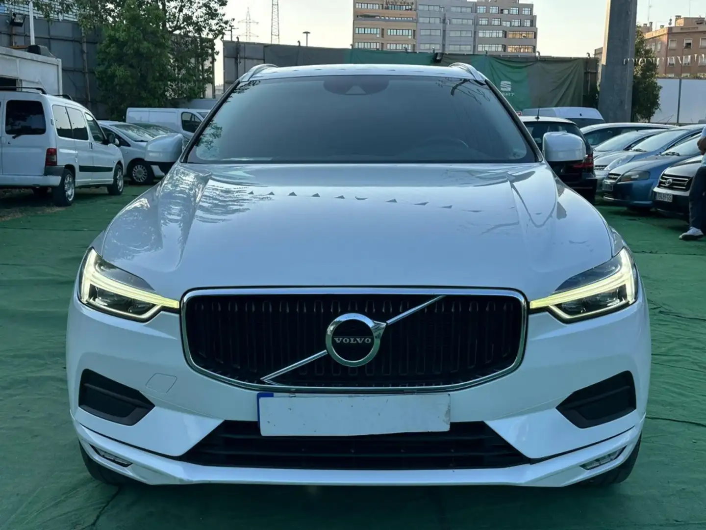 Volvo XC60 D4 Momentum AWD Aut. Blanco - 2