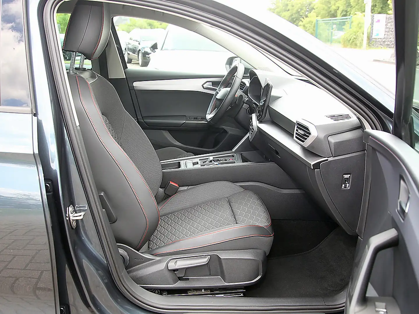 SEAT Leon Sportstourer 2.0 TDI FR DSG NAVI STD HZG Grau - 2