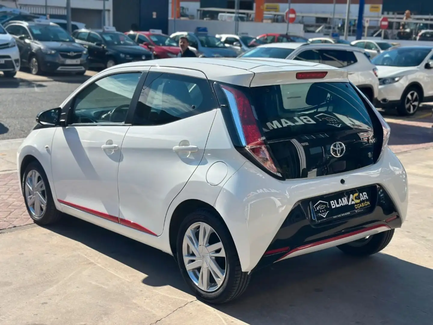 Toyota Aygo 1.0 VVT-i x-wave Wit - 2