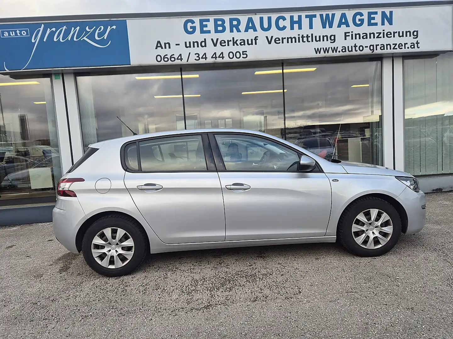 Peugeot 308 1,2 VTi 82 Active Grau - 1
