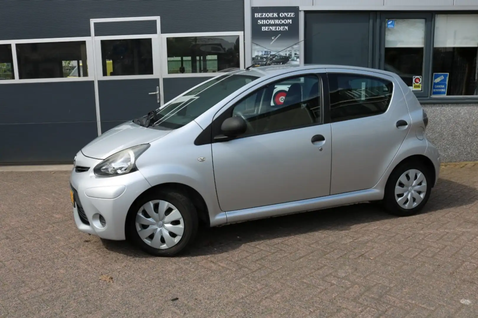 Toyota Aygo 1.0 VVT-i Now KM69572-2e EIGEN.-AIRCO-DEALER ONDER Szary - 2