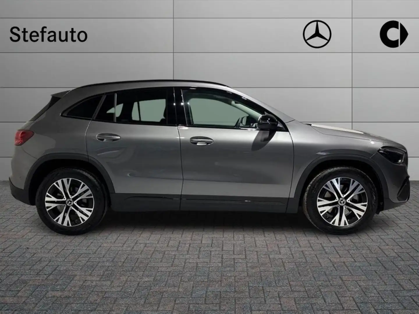 Mercedes-Benz GLA 200 d Automatic Progressive Advanced Plus Šedá - 2