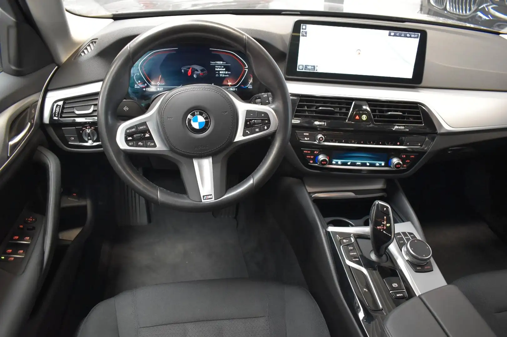 BMW 520 d Touring*M LENKRAD*ACC*NAVI*SHZ*PDC*4-ZONEN Grijs - 2