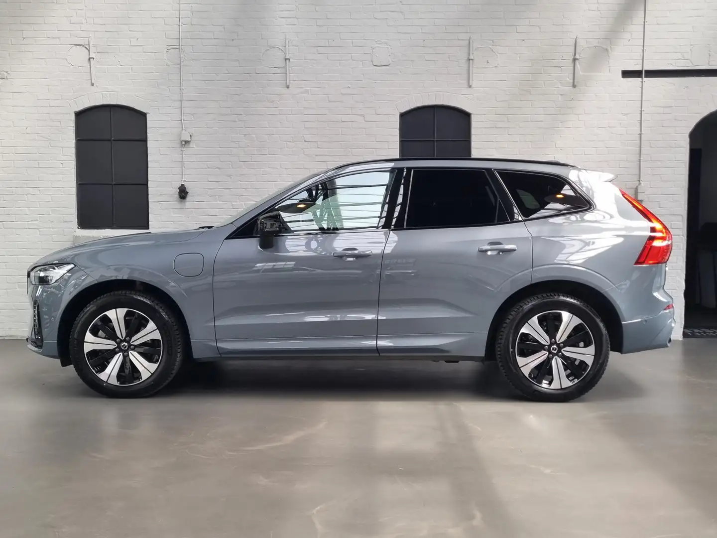 Volvo XC60 2.0 T6 Plug-in hybrid AWD Plus Dark PANO / TREKHAA Grau - 2
