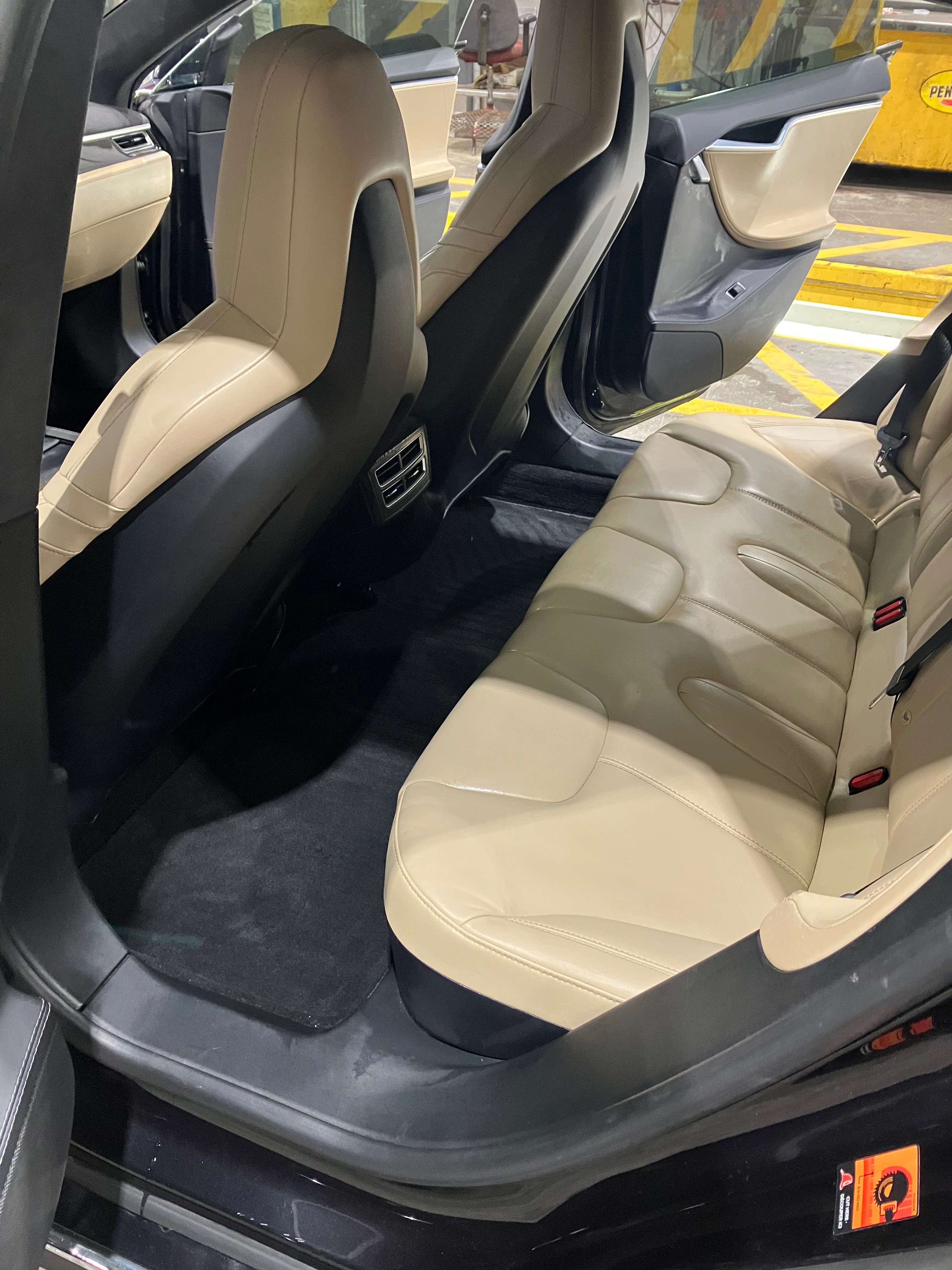 2015 Tesla Model S thumb 9