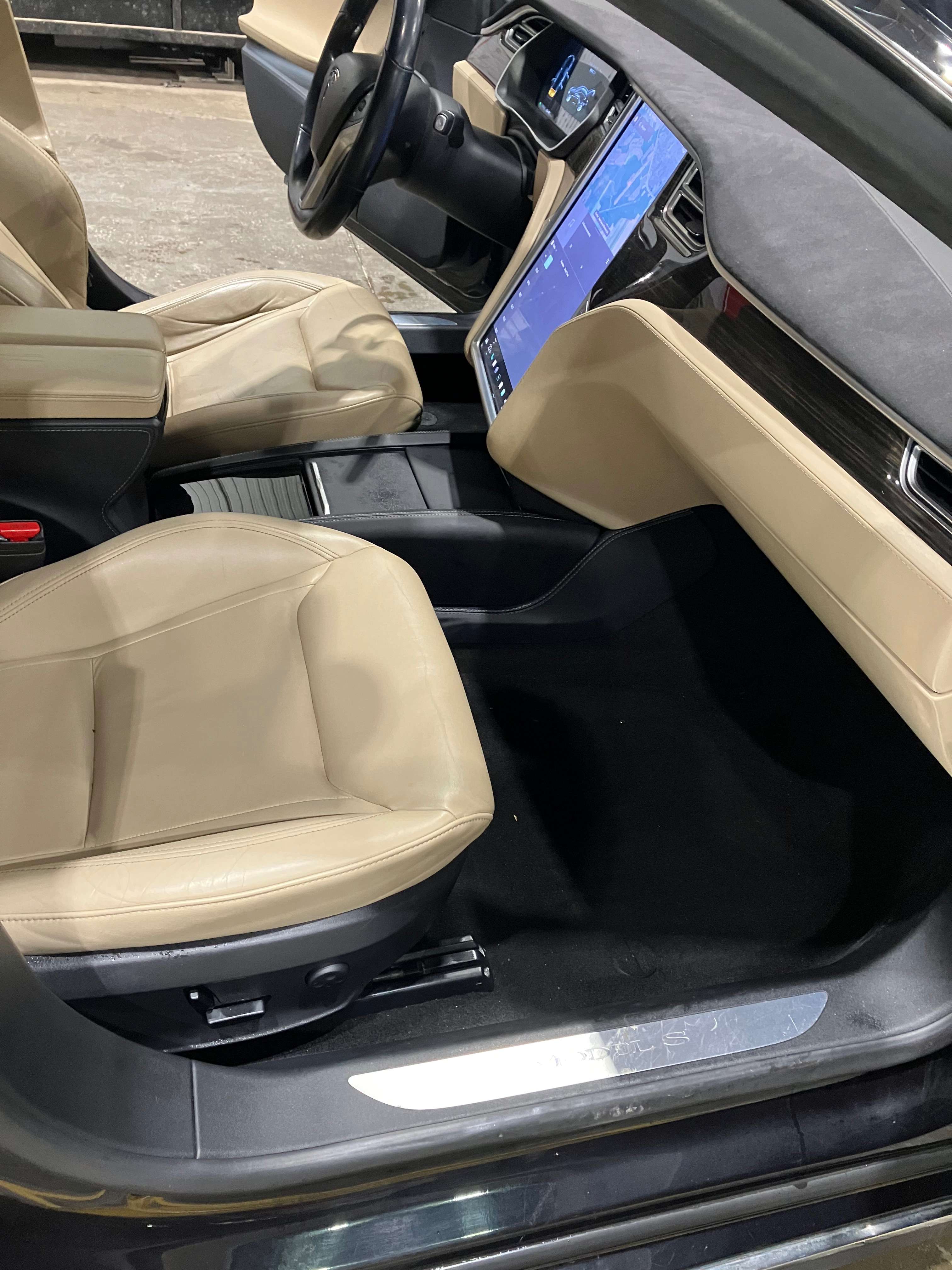 2015 Tesla Model S thumb 13
