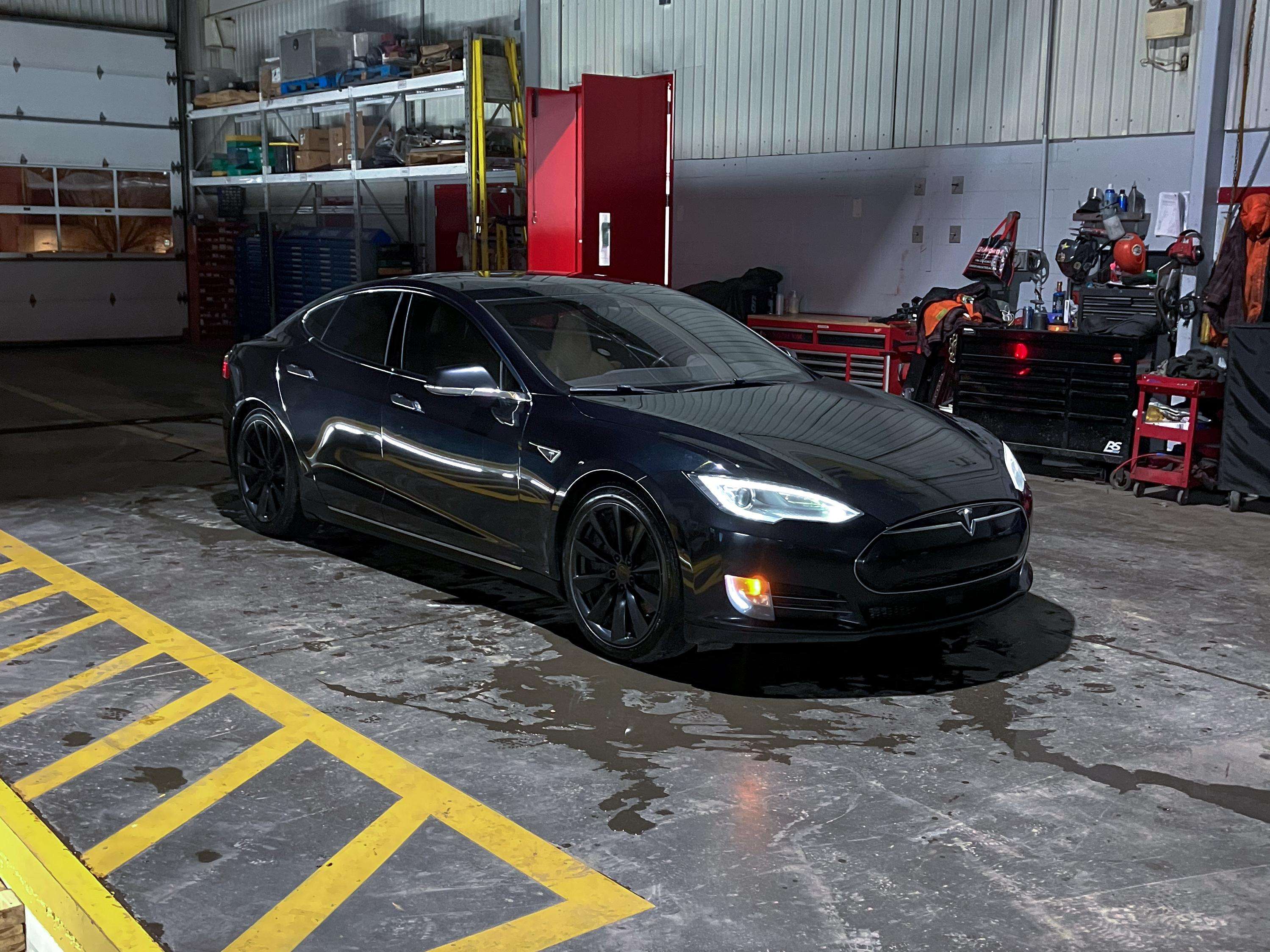 2015 Tesla Model S thumb 7