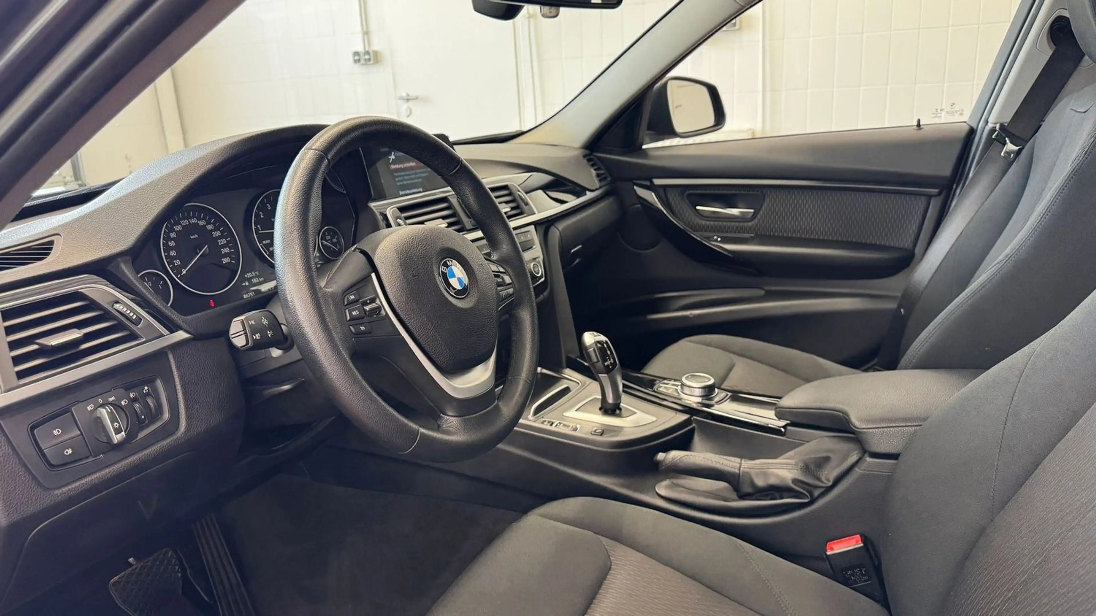 BMW 320 i Advantage LED Automatik Facelift — photo 7