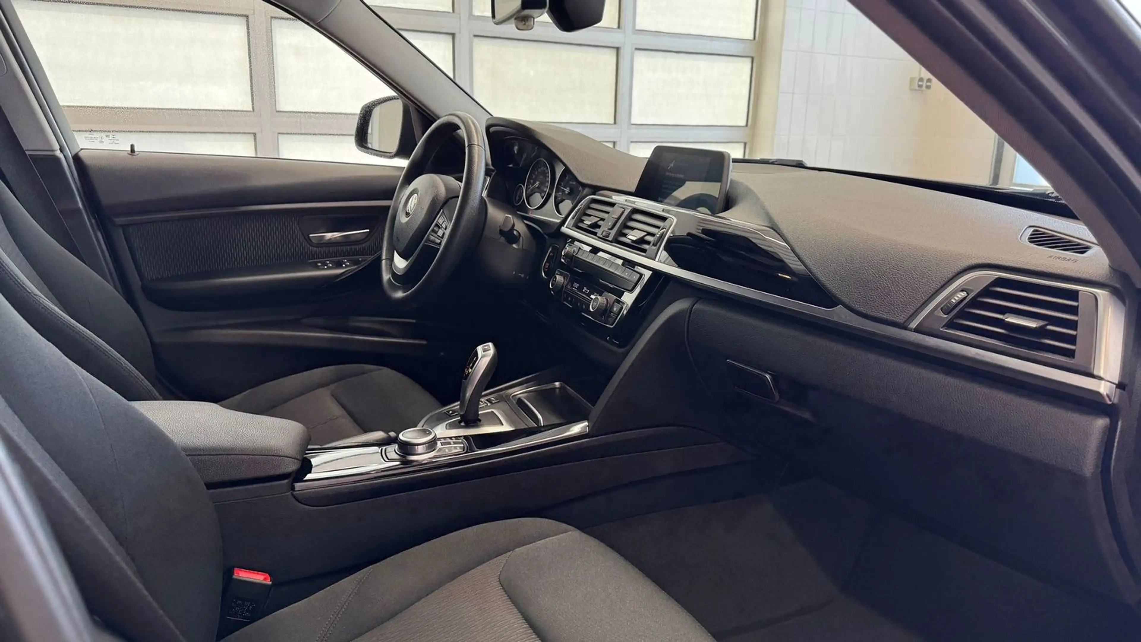 BMW 320 i Advantage LED Automatik Facelift — photo 12