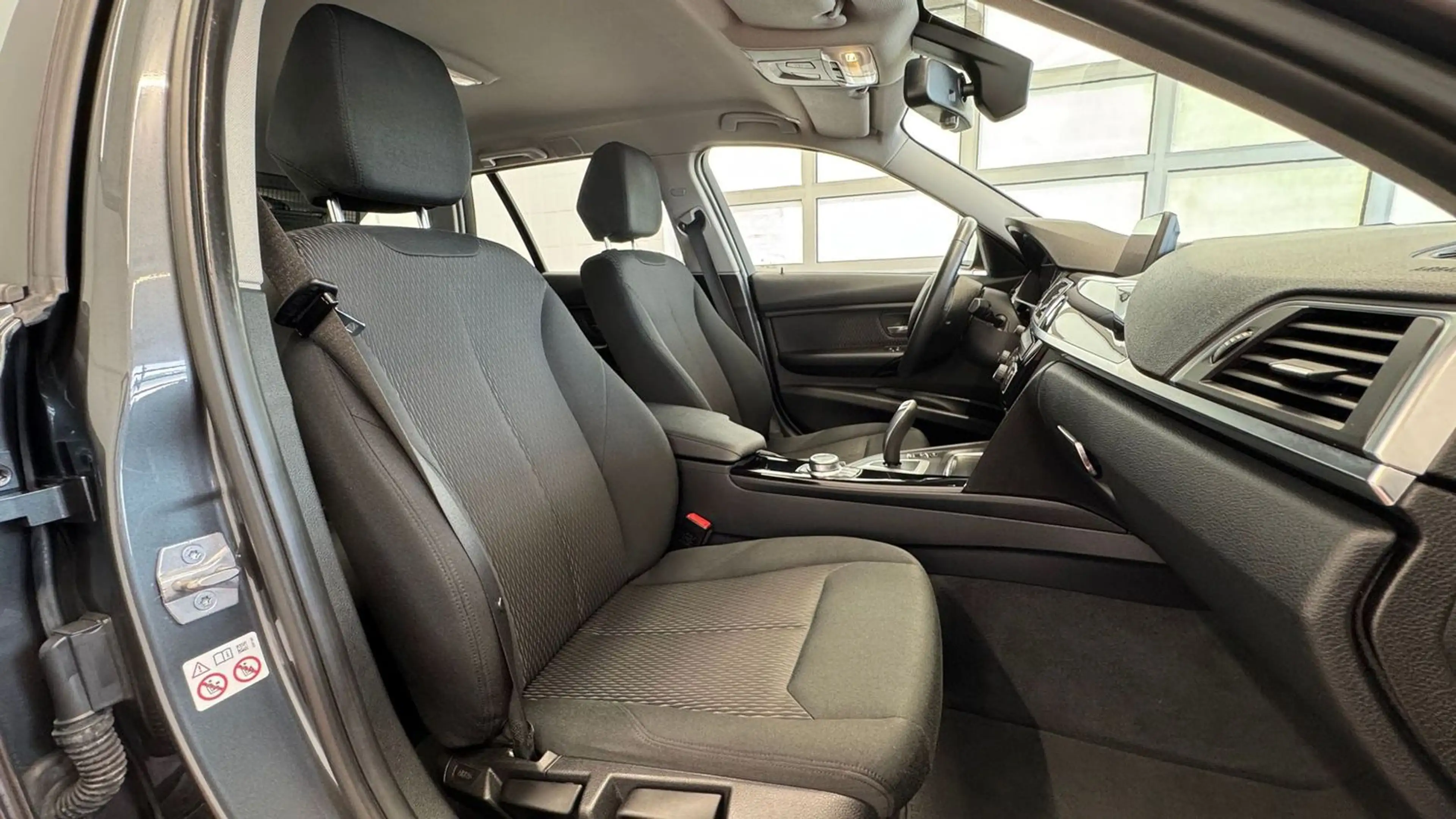 BMW 320 i Advantage LED Automatik Facelift — photo 11