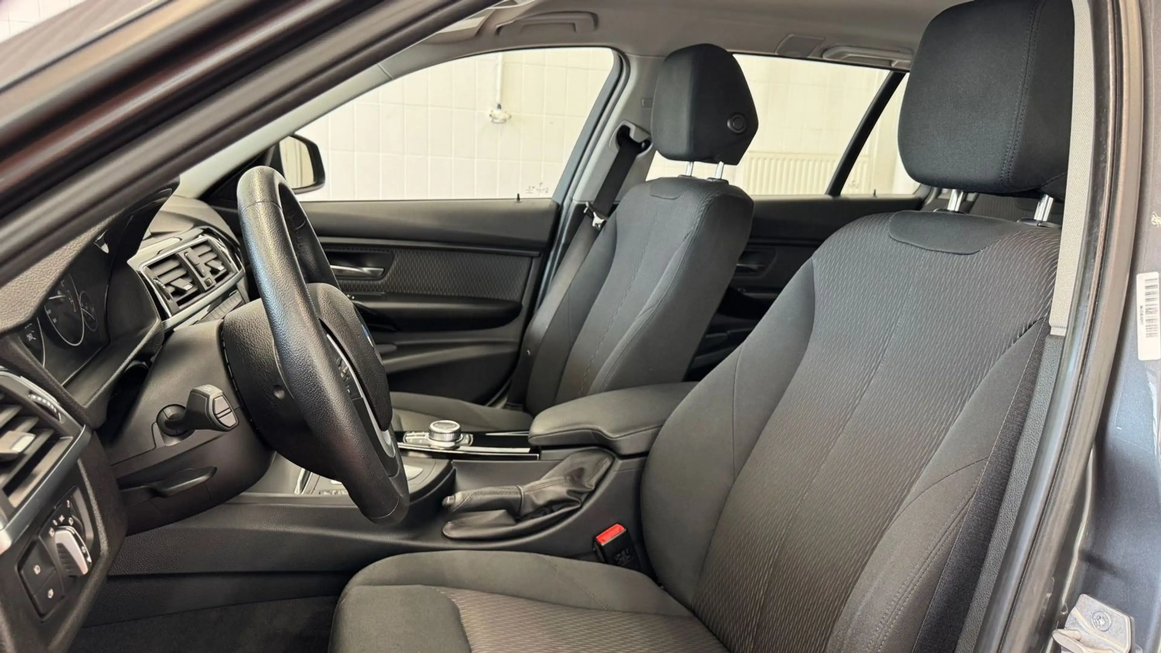 BMW 320 i Advantage LED Automatik Facelift — photo 8