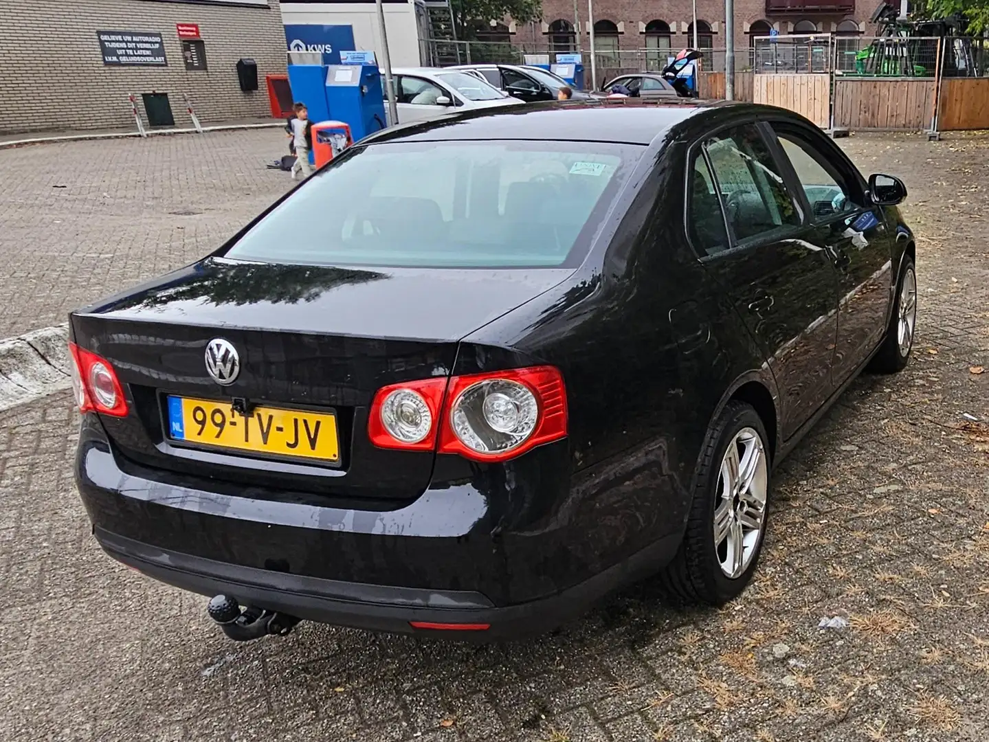 Volkswagen Jetta Jetta 1.6 FSI Trendl. Bns Zwart - 1