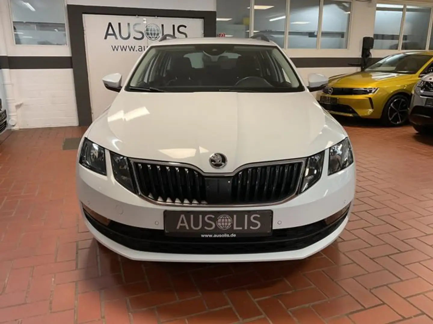 Skoda Octavia Combi 2.0 TDI Kamera,Navi,AHK,ACC Weiß - 2