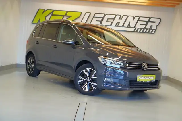 Volkswagen Touran view 3