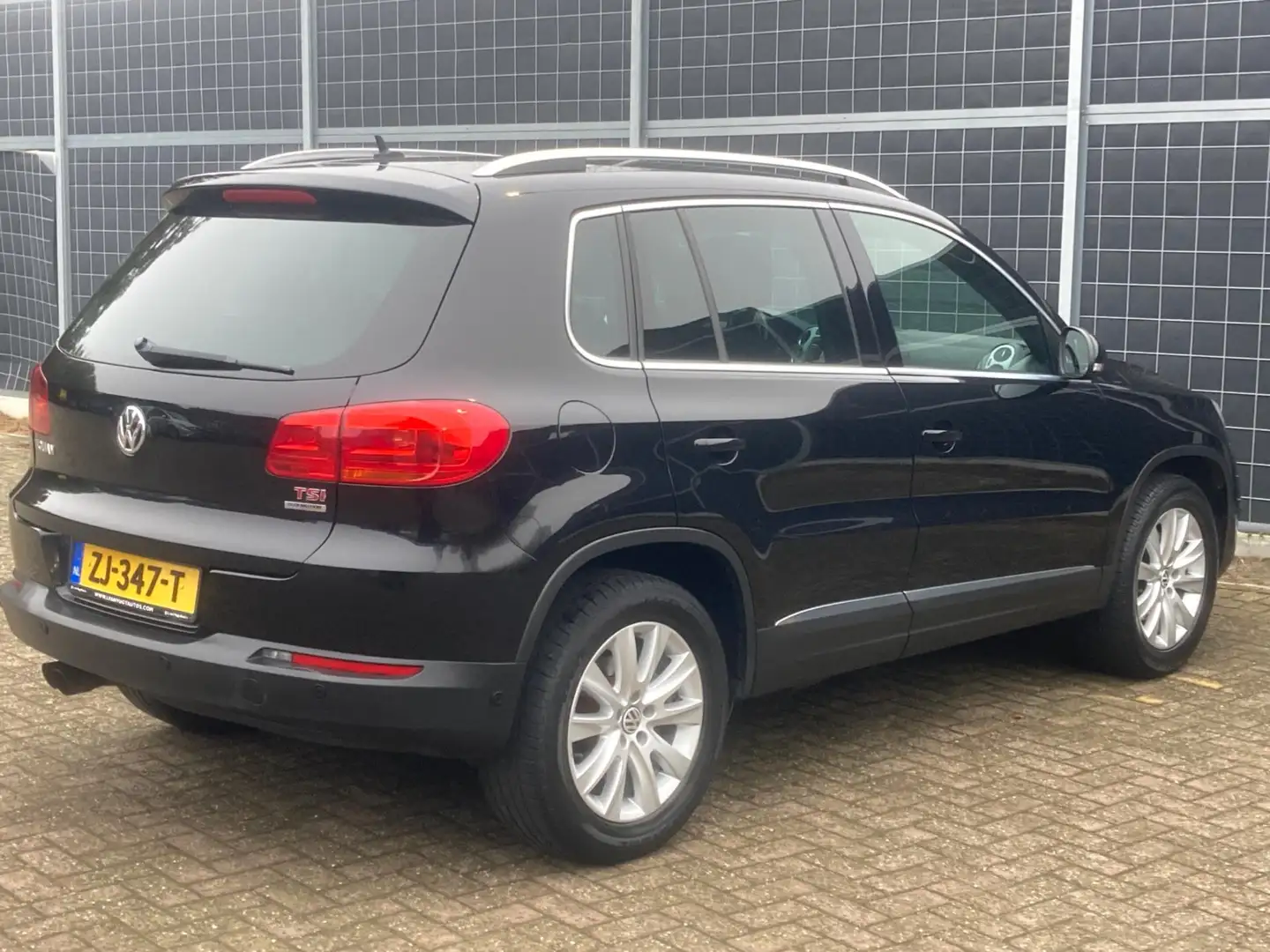 Volkswagen Tiguan 1.4 TSI Sport&Style Automaat Zwart - 2