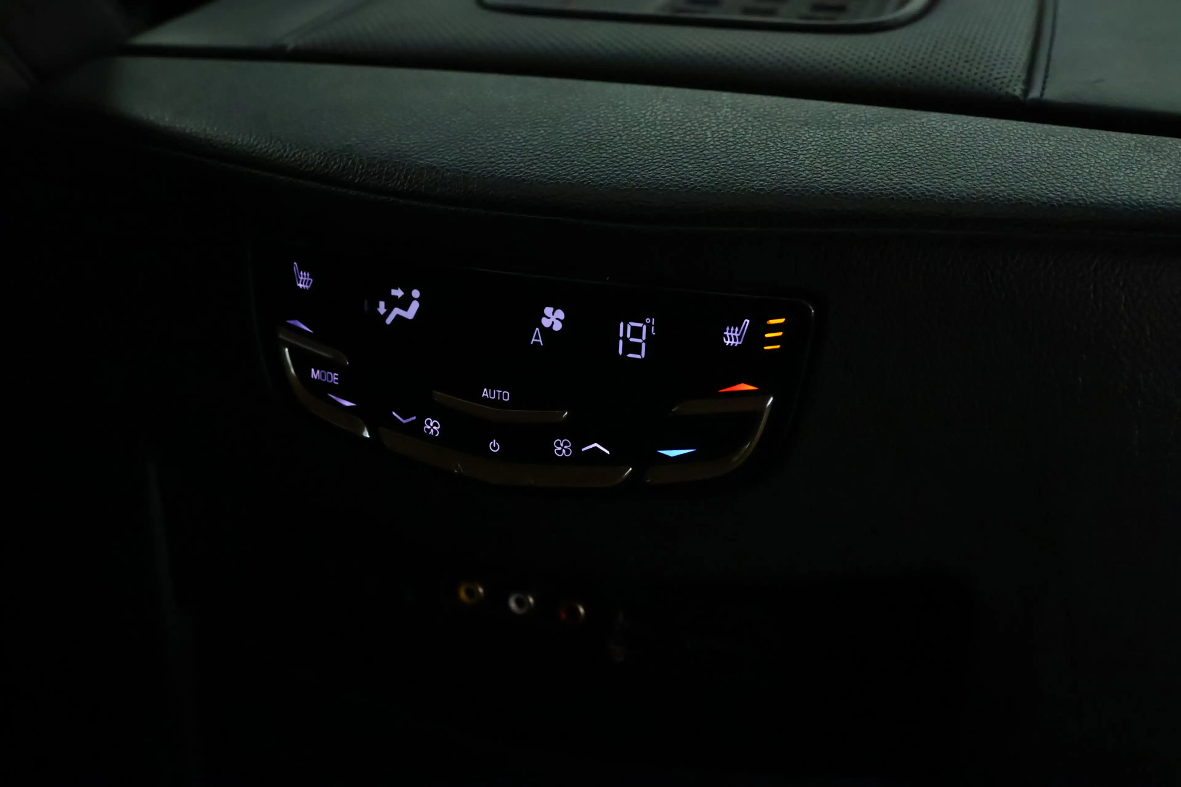 Cadillac Escalade 6.2 V8 Platinum ESV Panonrama / Opendak / ACC / Ko — photo 21
