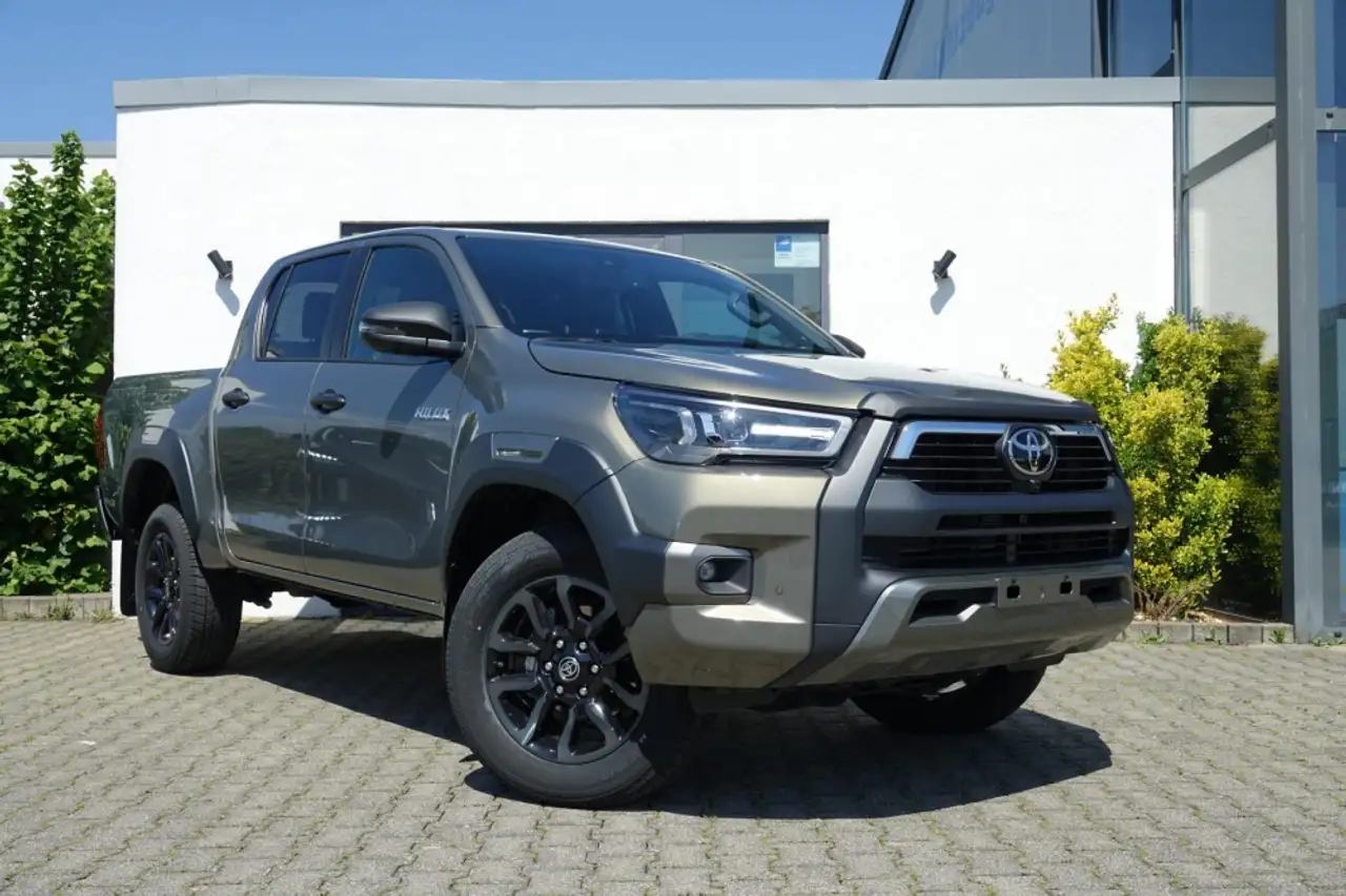 Toyota Hilux Double Cab 2.8 Invincible +Wanne +AHK!