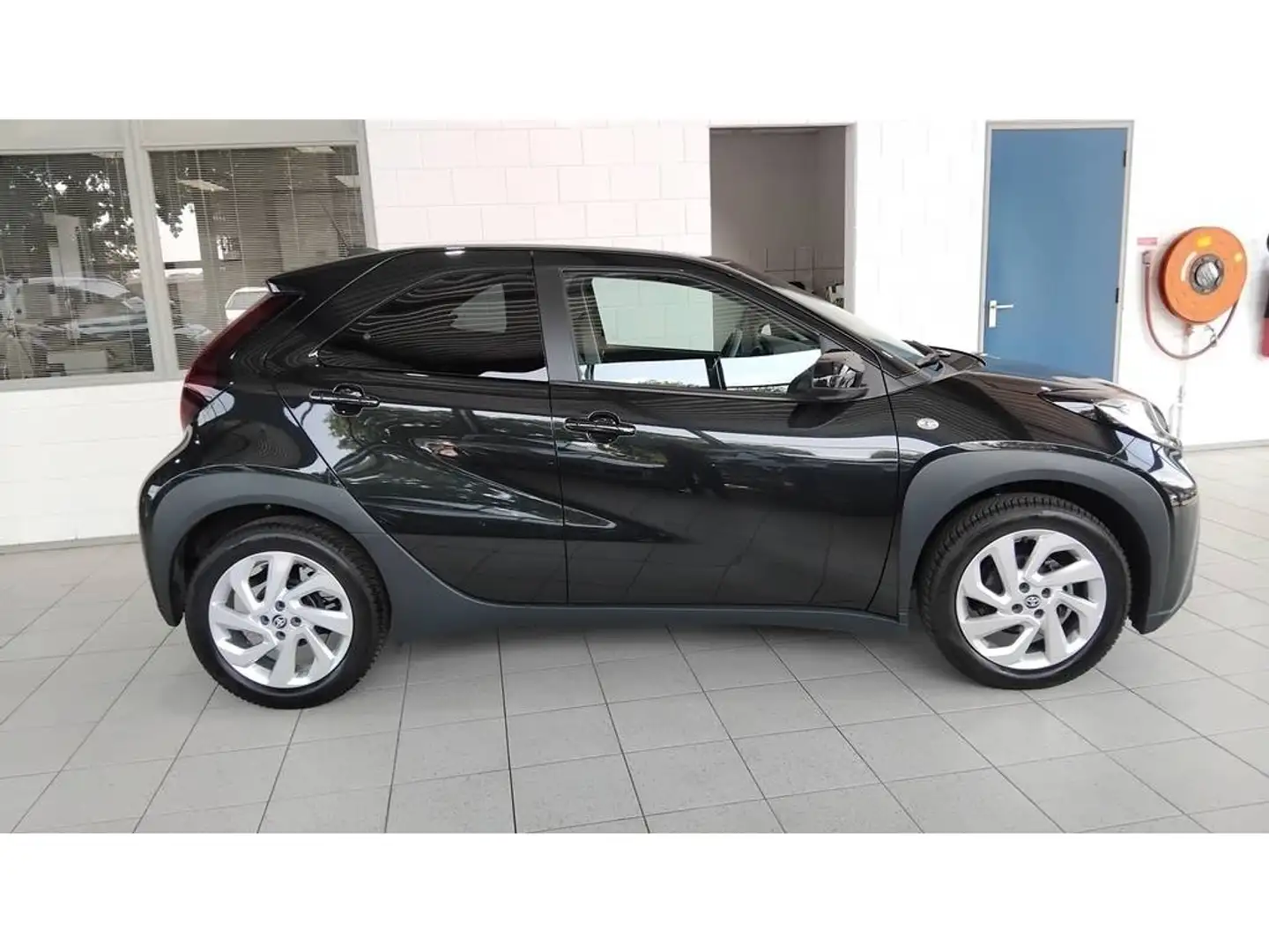 Toyota Aygo X 1.0 VVT-i MT First | Apple-carplay | Stoelverw | L Zwart - 2