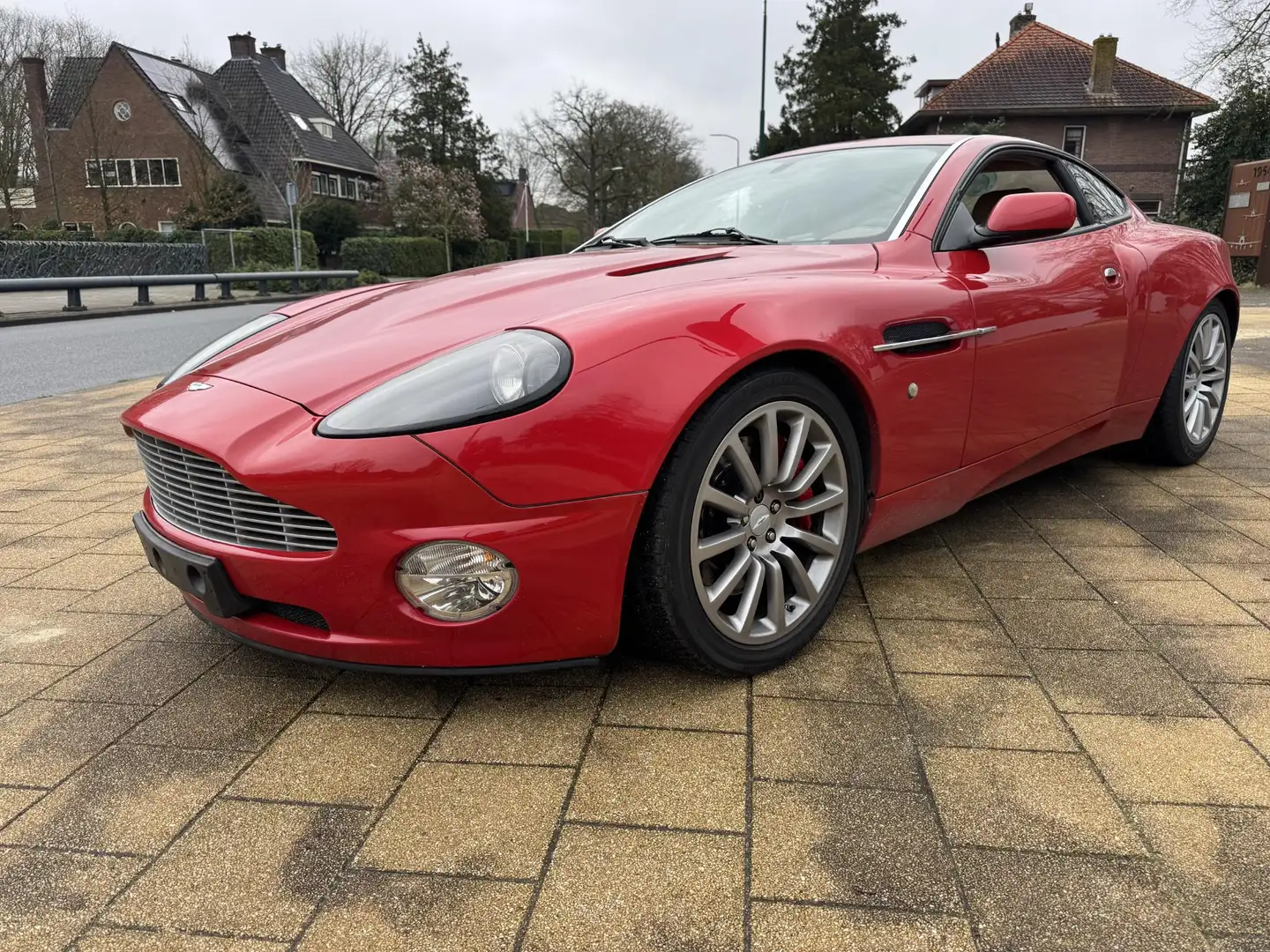 Aston Martin Vanquish V12 5.9 - 2