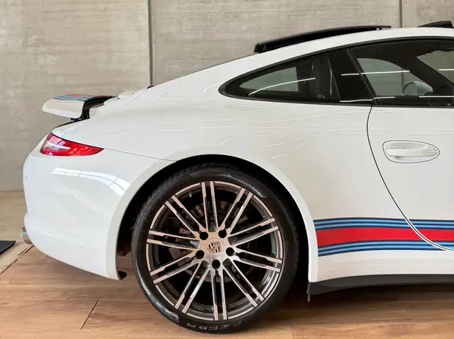 Porsche 911 view 8