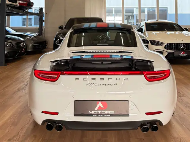 Porsche 911 view 15