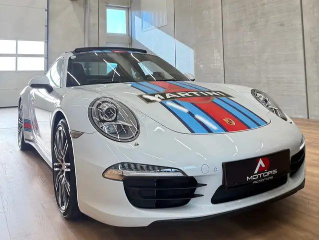 Porsche 911 view 13