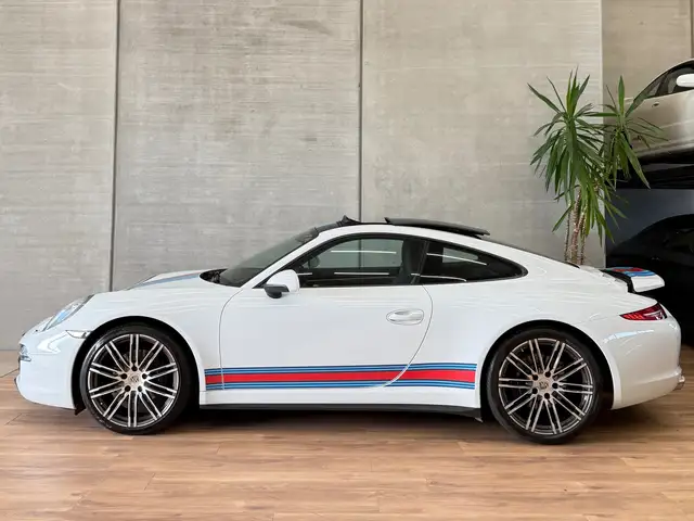 Porsche 911 view 10