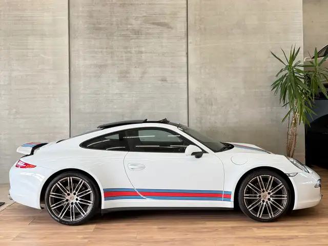 Porsche 911 view 7