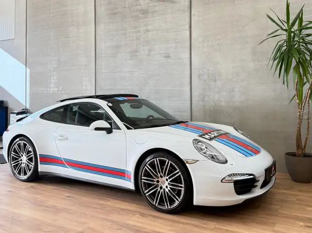 Porsche 911 view 17