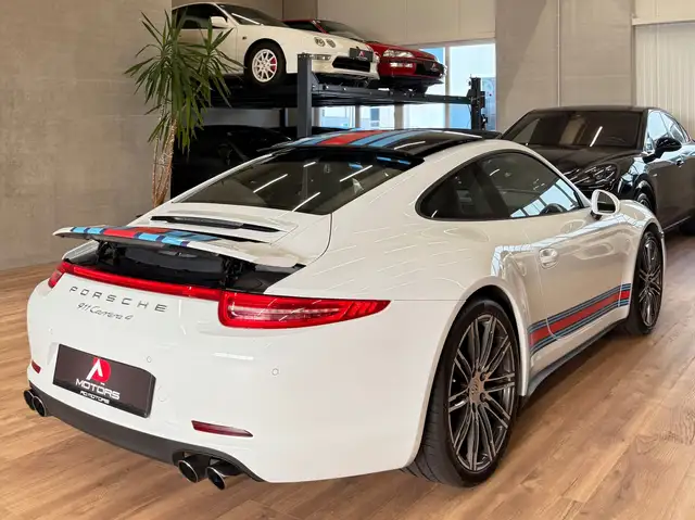 Porsche 911 view 6