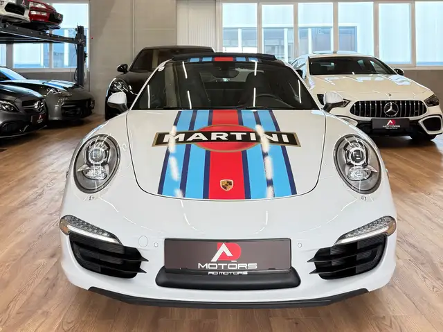Porsche 911 view 3