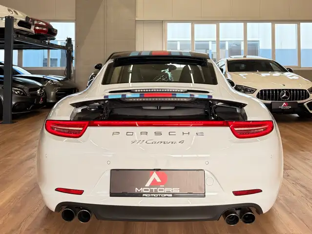 Porsche 911 view 4