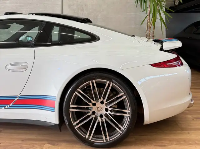 Porsche 911 view 12