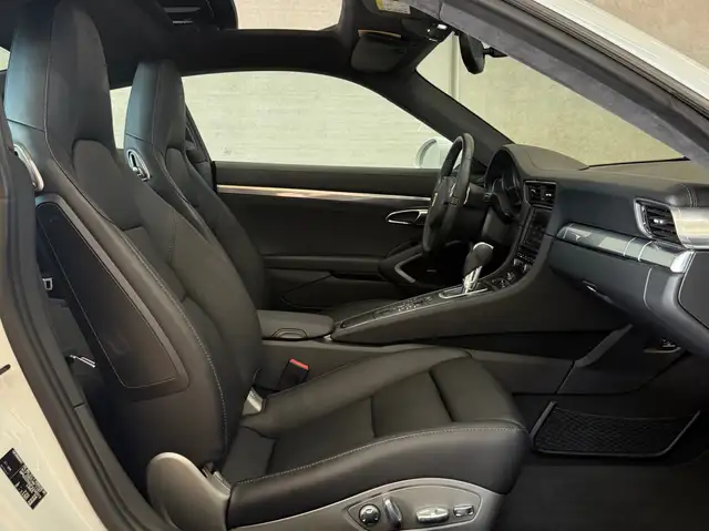 Porsche 911 view 26
