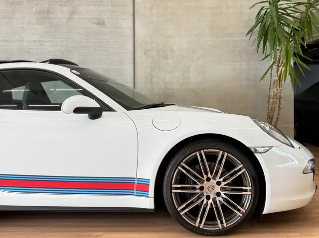 Porsche 911 view 9