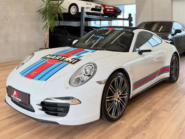 Porsche 911 view 5