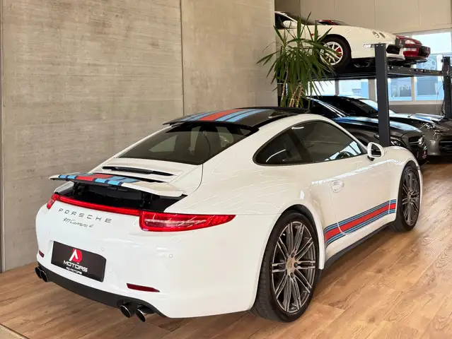 Porsche 911 view 16