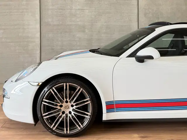 Porsche 911 view 11