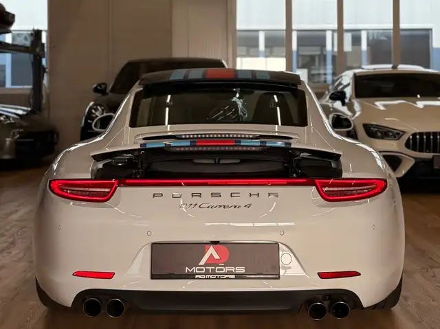 Porsche 911 view 21