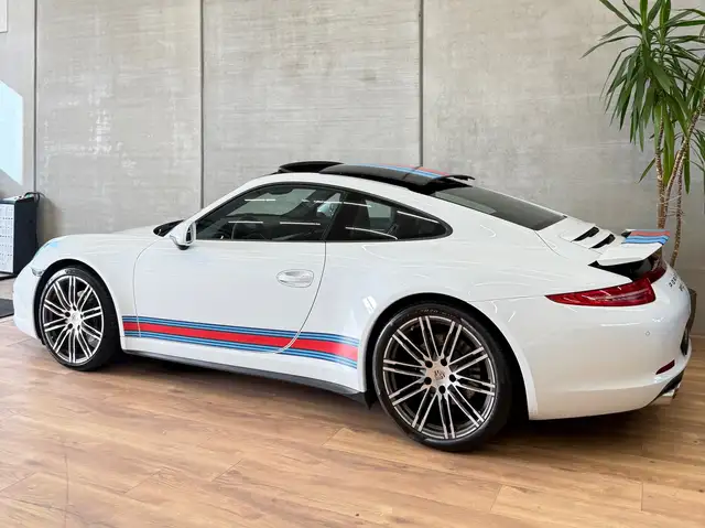 Porsche 911 view 19