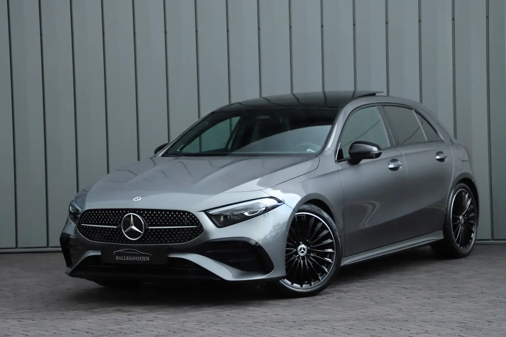 Mercedes-Benz A 180 AMG Aut7 | Head-up | Keyles-go | Burmester | Pano Grijs - 1