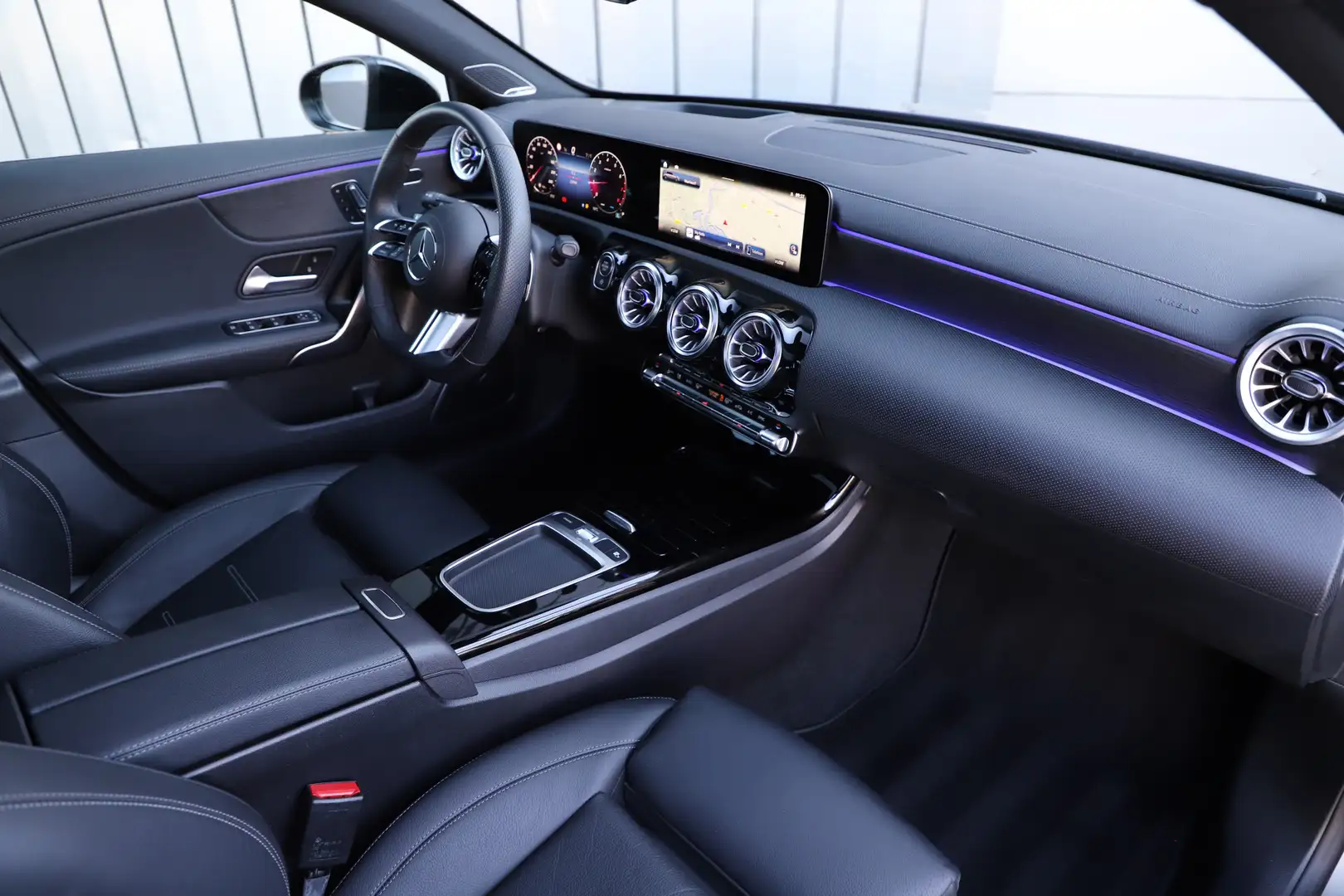 Mercedes-Benz A 180 AMG Aut7 | Head-up | Keyles-go | Burmester | Pano Grijs - 2