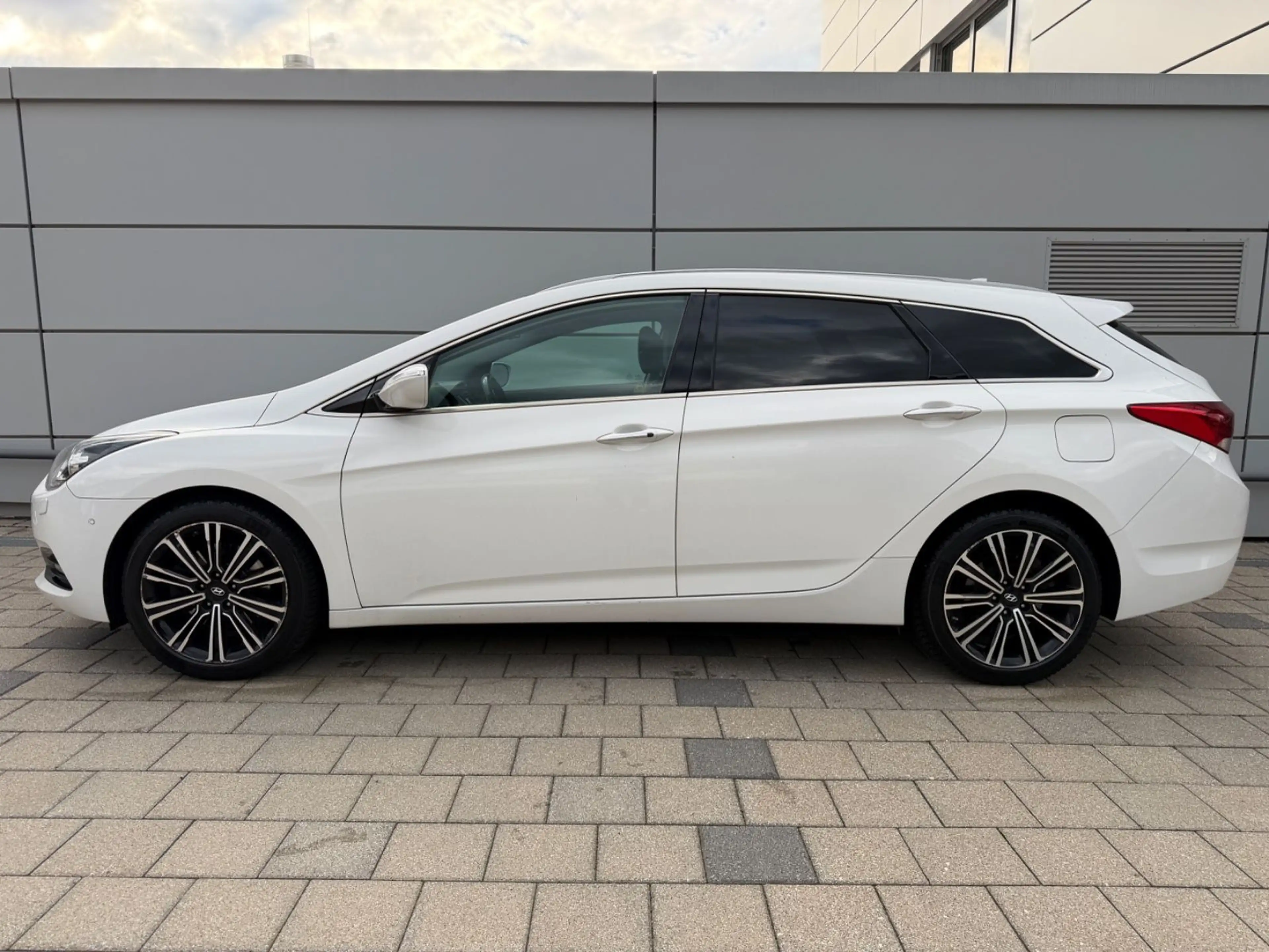 Hyundai i40 blue Premium*LED*SHZ*LEDER*NAVI*PANO*KAMERA — photo 3