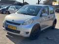Daihatsu Sirion 2 1.0-12V GT-LINE NIEUWE APK NAP EL RAMEN Grau - thumbnail 1