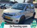 Daihatsu Sirion 2 1.0-12V GT-LINE NIEUWE APK NAP EL RAMEN Gris - thumbnail 1