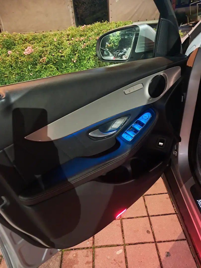 Mercedes-Benz GLC 250 GLC 250 d Coupe 4Matic 9G-TRONIC AMG Line Stříbrná - 2