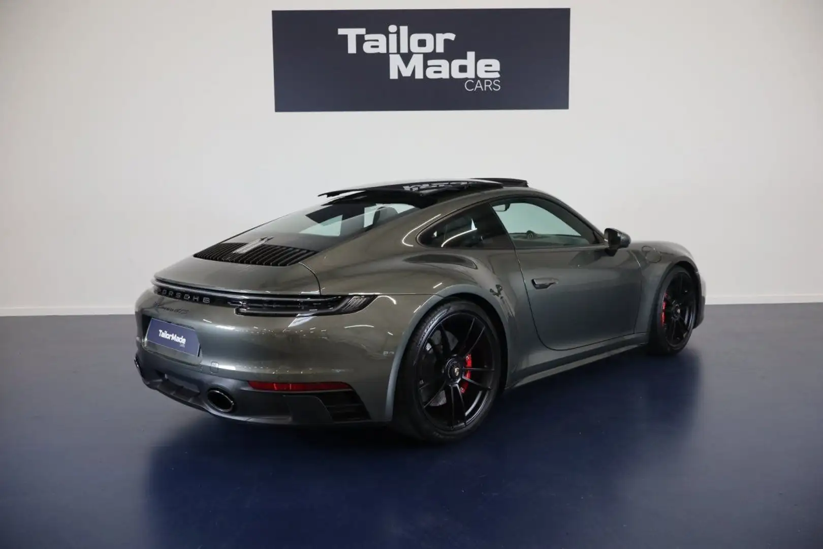 Porsche 911 GTS Coupe - 2