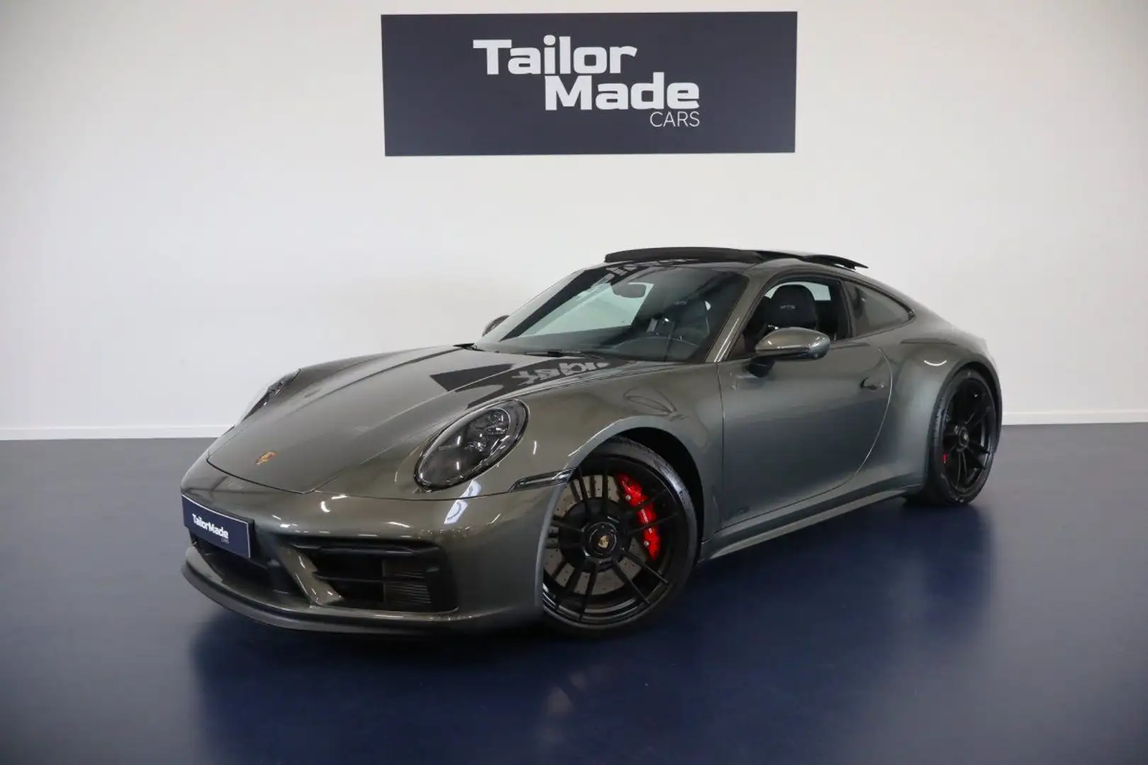 Porsche 911 GTS Coupe - 1