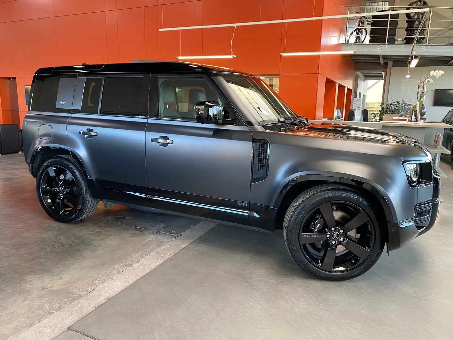 Land Rover Defender 110 5.0 V8 P525 Carpathian Edition Grijs - 2