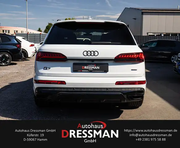Audi Q7 view 5